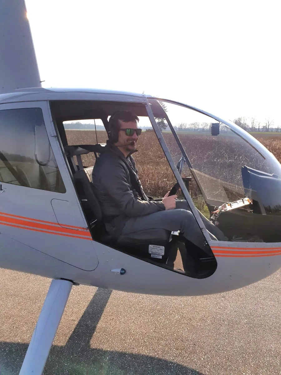 Michael Hoefgen am Steuer eines Robinson R44, Hand am Steuerknüppel