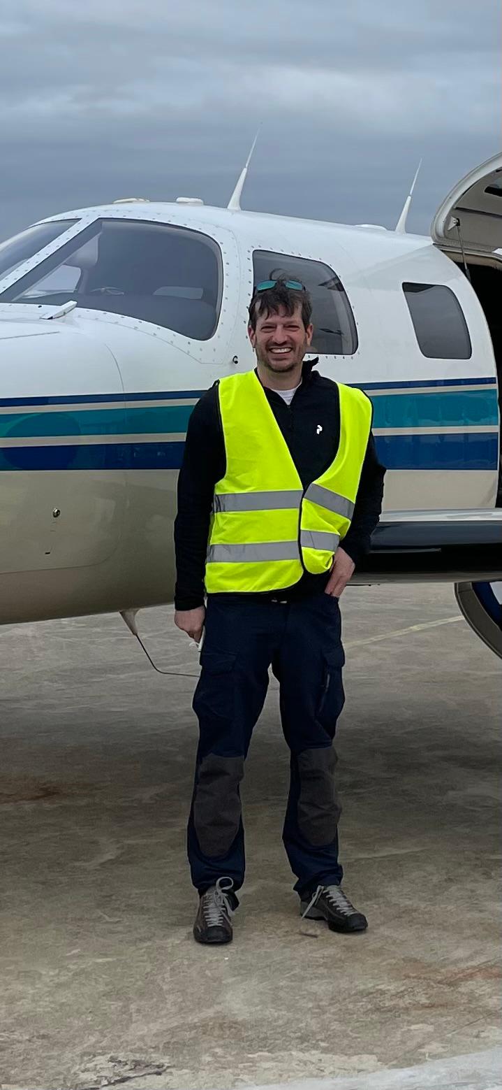 Michael Hoefgen auf dem Vorfeld vor einer Piper Malibu