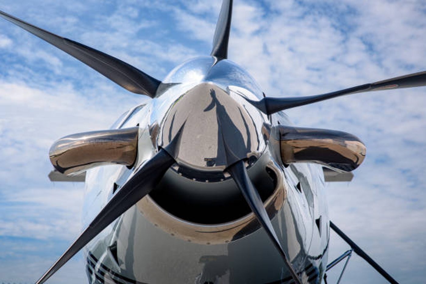 Propellernabe und polierter Spinner eines Turboprops, Detailaufnahme
